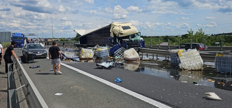 Imagini de la coliziunea dintre două tiruri pe autostrada A1. Încărcătura unui autotren s-a împrăștiat pe șosea, iar circulația este deviată