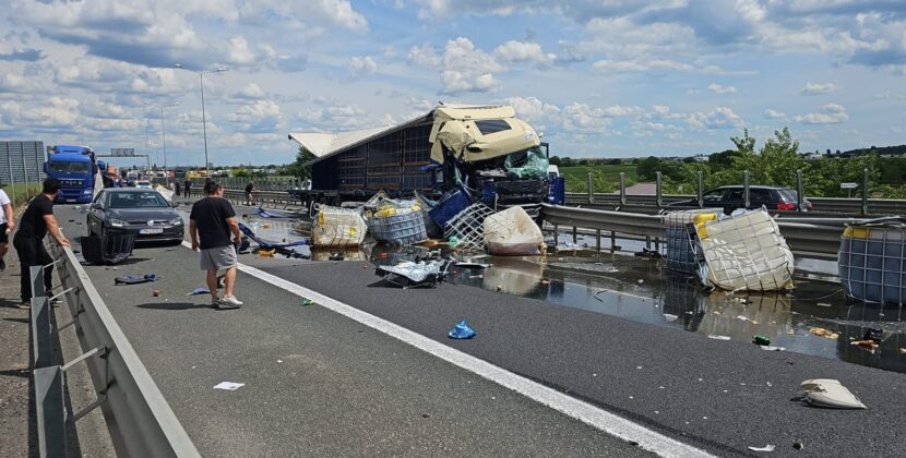 Imagini de la coliziunea dintre două tiruri pe autostrada A1. Încărcătura unui autotren s-a împrăștiat pe șosea, iar circulația este deviată