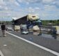 Imagini de la coliziunea dintre două tiruri pe autostrada A1. Încărcătura unui autotren s-a împrăștiat pe șosea, iar circulația este deviată