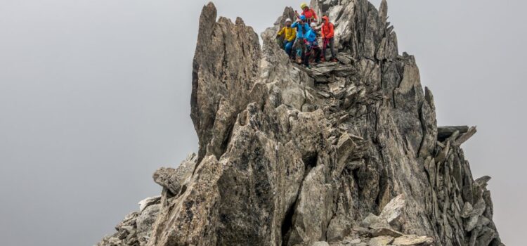 Povestea alpinistul român de 86 de ani este acum subiectul unui film realizat de Cosmin Dumitrache. Nicio firmă nu a vrut să-i ofere asigurare de călătorie din cauza vârstei