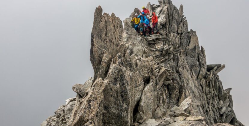 Povestea alpinistul român de 86 de ani este acum subiectul unui film realizat de Cosmin Dumitrache. Nicio firmă nu a vrut să-i ofere asigurare de călătorie din cauza vârstei