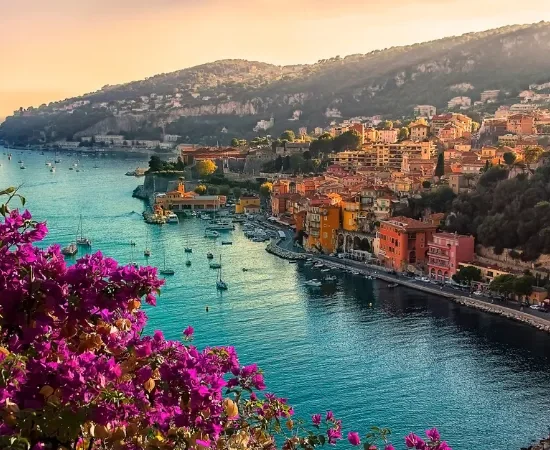 Unde mergi în vacanță? Provence te așteaptă cu sate medievale, lanuri de lavandă, livezi de măslini și peisaje între Alpi și Coasta de Azur. Descoperă una dintre cele mai vizitate regiuni din Franța