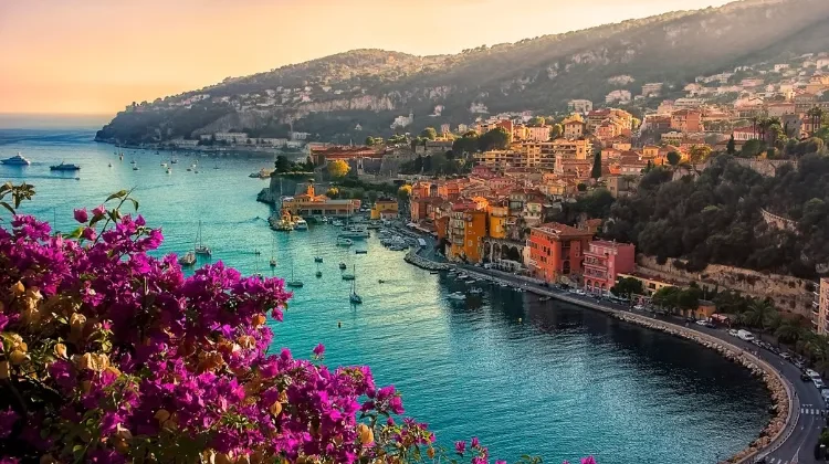 Unde mergi în vacanță? Provence te așteaptă cu sate medievale, lanuri de lavandă, livezi de măslini și peisaje între Alpi și Coasta de Azur. Descoperă una dintre cele mai vizitate regiuni din Franța