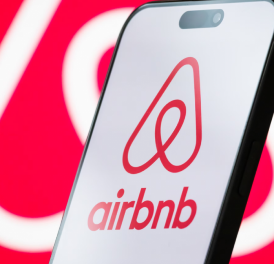 Airbnb își diversifică modelul de business, noua aplicație va include servicii de închiriere de mașini și livrare de produse alimentare