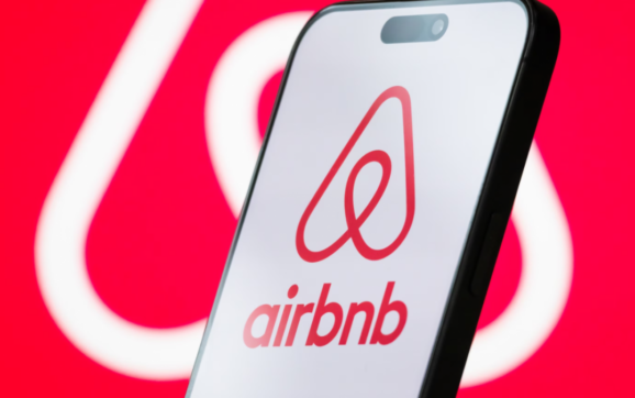 Airbnb își diversifică modelul de business, noua aplicație va include servicii de închiriere de mașini și livrare de produse alimentare