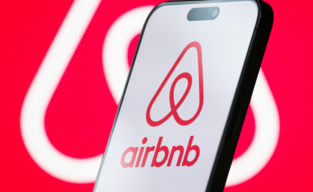 Airbnb își diversifică modelul de business, noua aplicație va include servicii de închiriere de mașini și livrare de produse alimentare