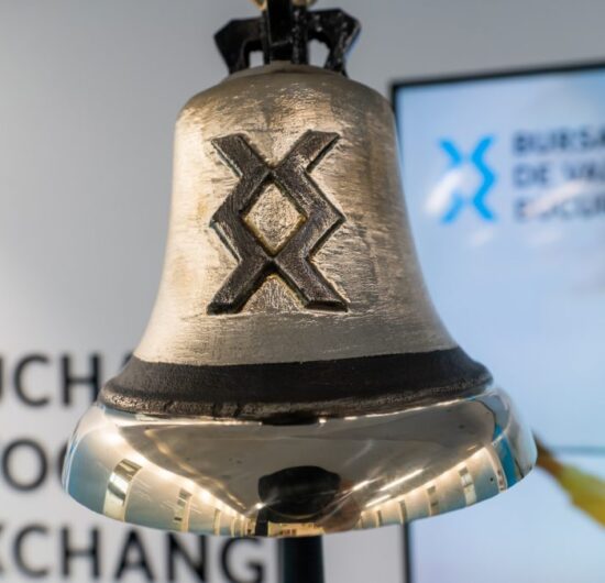 Bursa de la Bucureşti sparge un nou record prin BET, cu un avans de 5% în săptămâna demiterii guvernului Bolojan. Nou maxim şi pe Hidroelectrica. Piaţa a crescut cu 93% cu tot cu dividende în ultimul an