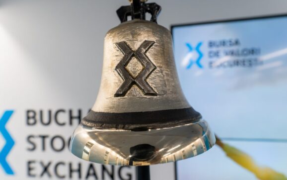 Bursa de la Bucureşti sparge un nou record prin BET, cu un avans de 5% în săptămâna demiterii guvernului Bolojan. Nou maxim şi pe Hidroelectrica. Piaţa a crescut cu 93% cu tot cu dividende în ultimul an