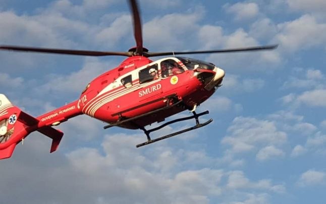 Un elev de 12 ani a fost înjunghiat cu un cuţit de bucătărie de un coleg, în curtea unei școli din Arad
