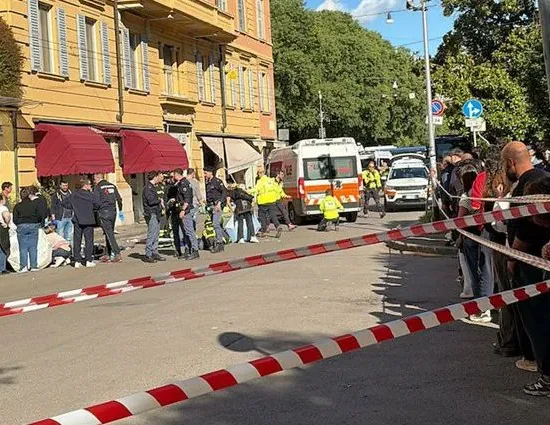O mașină a intrat intenționat într-un grup de pietoni, mai multe persoane au fost rănite. Șoferul, care a încercat să înjunghie un pieton, a fost arestat – Aleph News