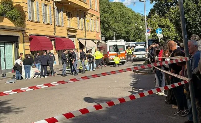 O mașină a intrat intenționat într-un grup de pietoni, mai multe persoane au fost rănite. Șoferul, care a încercat să înjunghie un pieton, a fost arestat – Aleph News