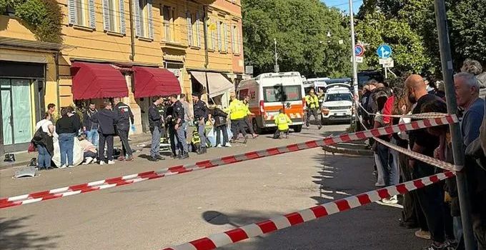 O mașină a intrat intenționat într-un grup de pietoni, mai multe persoane au fost rănite. Șoferul, care a încercat să înjunghie un pieton, a fost arestat – Aleph News