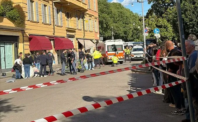 O mașină a intrat intenționat într-un grup de pietoni, mai multe persoane au fost rănite. Șoferul, care a încercat să înjunghie un pieton, a fost arestat – Aleph News