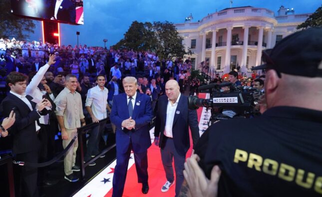 Spectacol fără precedent în istoria SUA la Casa Albă, de ziua lui Trump. Cum s-au desfășurat luptele MMA în ringul special amenajat pe peluza sudică