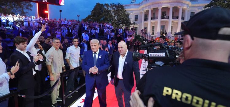 Spectacol fără precedent în istoria SUA la Casa Albă, de ziua lui Trump. Cum s-au desfășurat luptele MMA în ringul special amenajat pe peluza sudică
