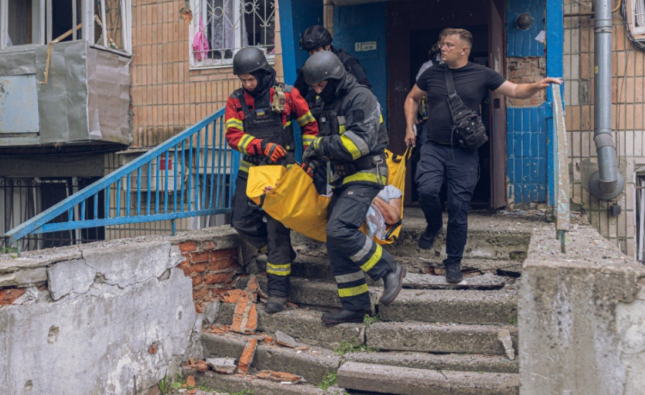 Cel puțin cinci persoane au fost ucise și alte zeci au fost rănite într-o serie de atacuri aeriene reciproce dintre Ucraina și Rusia