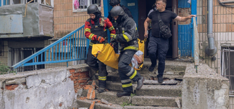 Cel puțin cinci persoane au fost ucise și alte zeci au fost rănite într-o serie de atacuri aeriene reciproce dintre Ucraina și Rusia