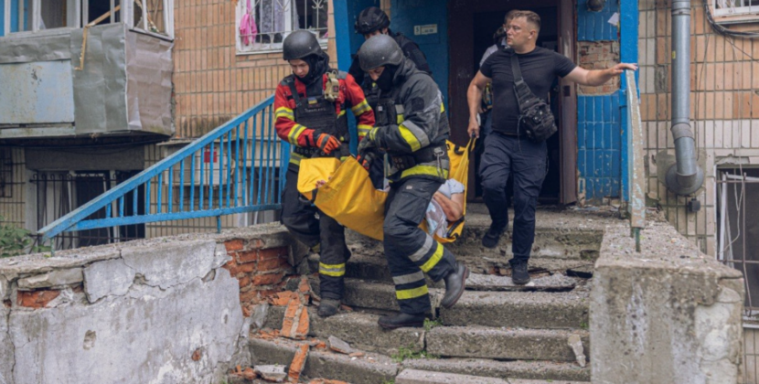 Cel puțin cinci persoane au fost ucise și alte zeci au fost rănite într-o serie de atacuri aeriene reciproce dintre Ucraina și Rusia