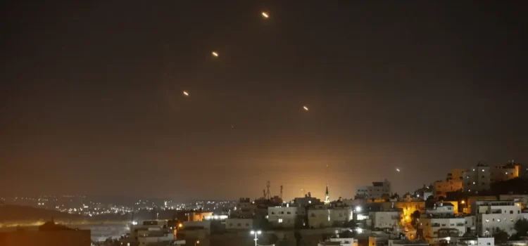 BREAKING. Iranul atacă Israelul cu rachete balistice, pentru prima dată de la începerea armistițiului. Israelul va răspunde atacurilor, avertizează oficialii israelieni / Reacția lui Trump: Înapoi la negocieri!