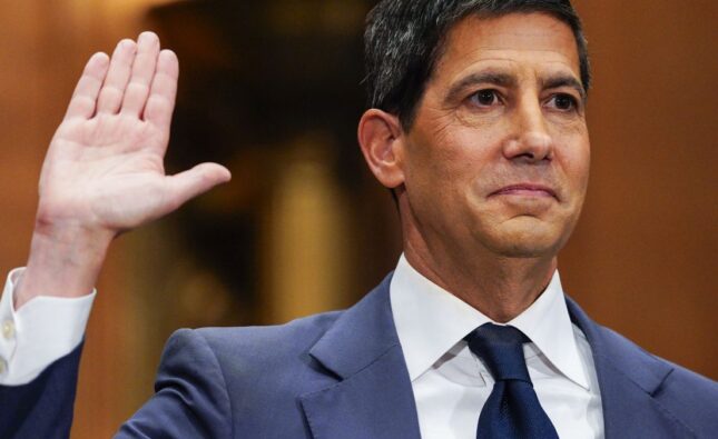 Rezerva Federală Americană menţine neschimbate ratele dobânzilor în prima şedinţă condusă de Kevin Warsh, cel pe care Trump l-a numit pentru a reduce dobânzile
