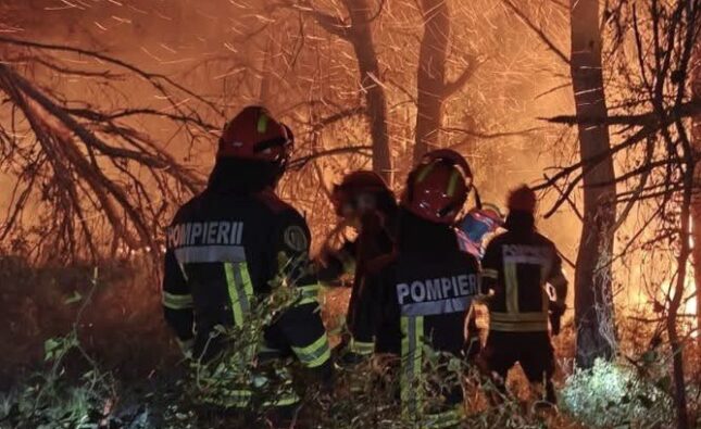 Europa se confruntă cu unul dintre cele mai violente episoade de incendii de vegetație din ultimele decenii. Peste 320.000 de oameni au fost evacuați din Franța și Spania. Pompierii români intervin în sudul Franței