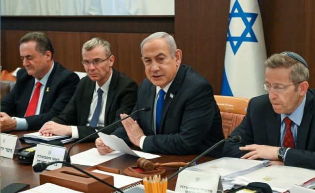 Guvernul lui Netanyahu a decis oficial să nu respecte o hotărâre a Curții Supreme, o premieră în istoria Israelului. Scandalul vizează televiziunile și posturile radio israeliene