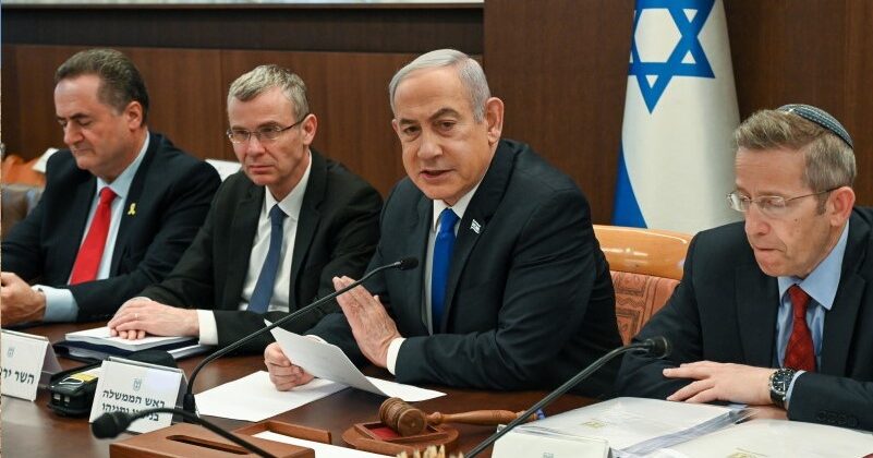 Guvernul lui Netanyahu a decis oficial să nu respecte o hotărâre a Curții Supreme, o premieră în istoria Israelului. Scandalul vizează televiziunile și posturile radio israeliene