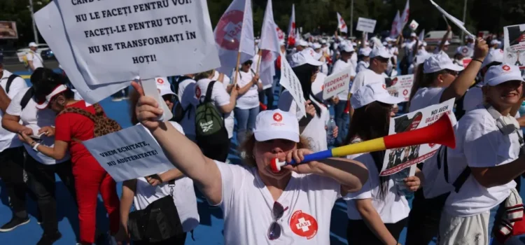 Aproape 500 de spitale intră luni în grevă de avertisment