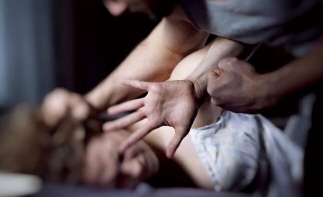 Caz de o cruzime rară în Arad: Femeie sechestrată și abuzată sexual de cinci bărbați. Agresorii au fost arestați