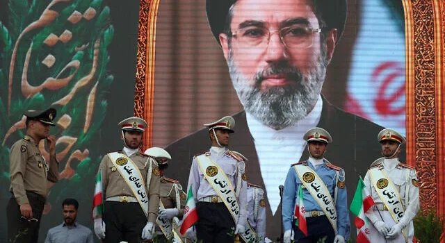 Liderul Suprem al Iranului, Mojtaba Khamenei, jură „să răzbune” asasinarea tatălui său de către SUA-Israel. Trump a avertizat că Armata SUA va distruge Iranul dacă e asasinat