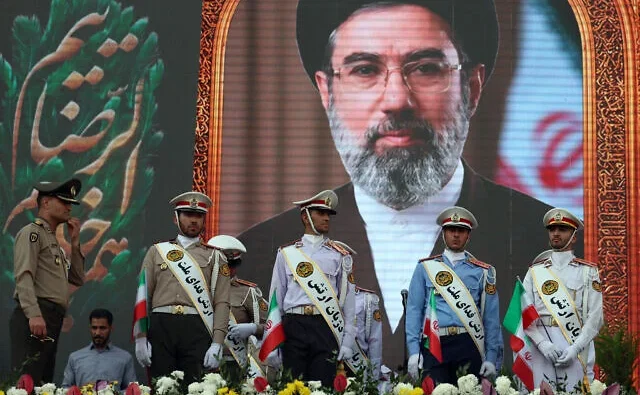 Liderul Suprem al Iranului, Mojtaba Khamenei, jură „să răzbune” asasinarea tatălui său de către SUA-Israel. Trump a avertizat că Armata SUA va distruge Iranul dacă e asasinat