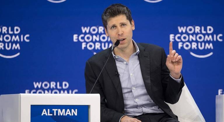 Sam Altman spune că prompturile vor fi înlocuite de agenți A.I. care înțeleg singuri obiectivele utilizatorilor. Fondatorul OpenAI explică ce urmează după chatbot-uri