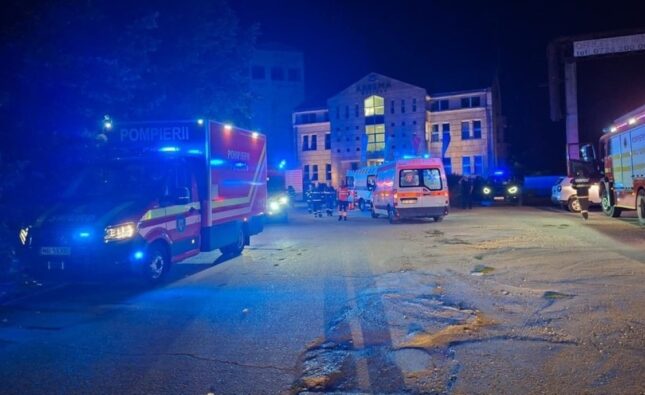Incendiu într-un centru social din Arad, după ce un pacient a dat foc la câteva ziare. Trei persoane au suferit intoxicaţii cu fum