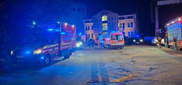 Incendiu într-un centru social din Arad, după ce un pacient a dat foc la câteva ziare. Trei persoane au suferit intoxicaţii cu fum