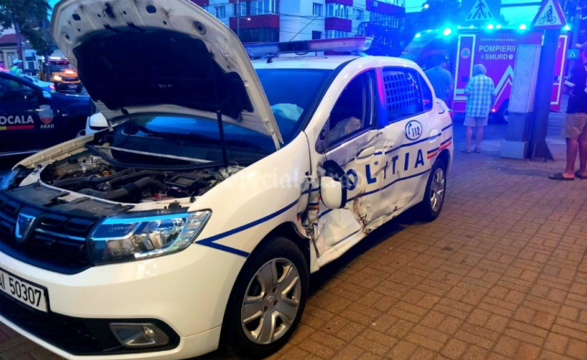Un copil și doi bărbați, răniți după ce o mașină s-a ciocnit cu o autospecială de poliție, în Arad