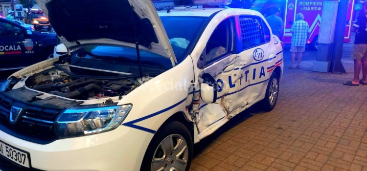 Un copil și doi bărbați, răniți după ce o mașină s-a ciocnit cu o autospecială de poliție, în Arad