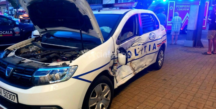 Un copil și doi bărbați, răniți după ce o mașină s-a ciocnit cu o autospecială de poliție, în Arad