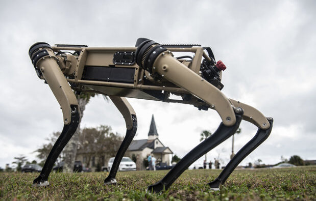 Roboţi de-a lungul frontierei. Polonia vrea să înlocuiască militarii de la granița cu Belarus cu platforme autonome aeriene şi terestre