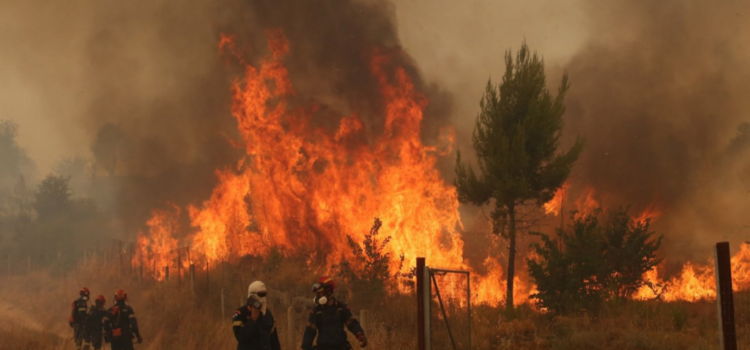 Două persoane au murit după ciocnirea a două elicoptere care participau la stingerea unui incendiu de vegetație în Grecia. DSU precizează că pompierii și aeronavele României nu sunt implicați în incident