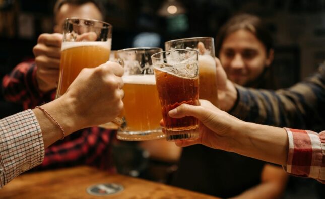 Românii nu mai sunt campioni doar la consumul de mici și bere. România e pe primul loc în lume la consumul de alcool – Aleph News