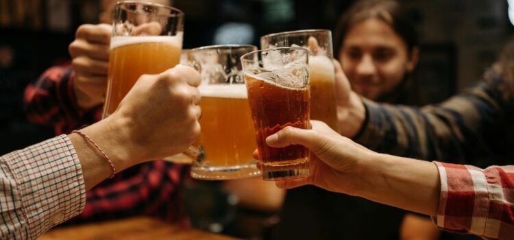 Românii nu mai sunt campioni doar la consumul de mici și bere. România e pe primul loc în lume la consumul de alcool – Aleph News