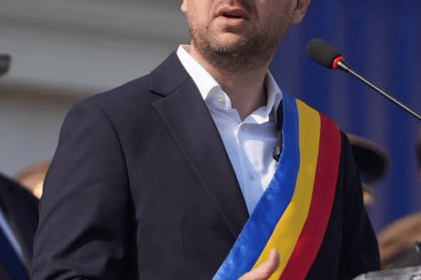 Cazul Dominic Fritz ajunge la Bruxelles. PPE și Renew cer Comisiei Europene să rețină 770 de milioane de euro destinate României dacă Legea ANI rămâne în forma contestată