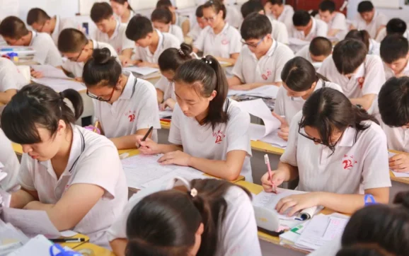 unii elevi petrec 9-10 ore pe zi la școală – Aleph News