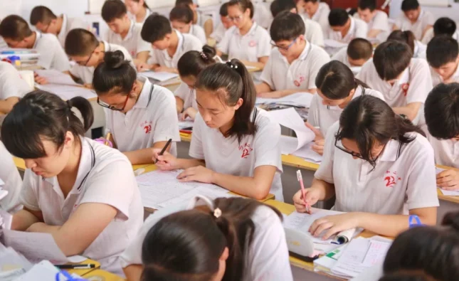 unii elevi petrec 9-10 ore pe zi la școală – Aleph News