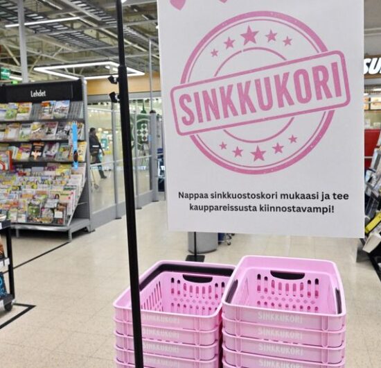 Dacă n-ai găsit dragostea pe Tinder, încearcă la raionul de fructe. Supermarketurile din Finlanda au coșuri roz pentru persoanele singure, care arată că ești deschis unei conversații