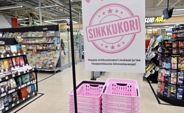 Dacă n-ai găsit dragostea pe Tinder, încearcă la raionul de fructe. Supermarketurile din Finlanda au coșuri roz pentru persoanele singure, care arată că ești deschis unei conversații