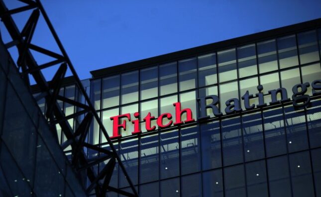 Fitch a menținut ratingul României la BBB-, cu perspectivă negativă. Ce înseamnă această decizie, cât de aproape a fost România de categoria „junk” și ce riscuri există pentru următoarea evaluare