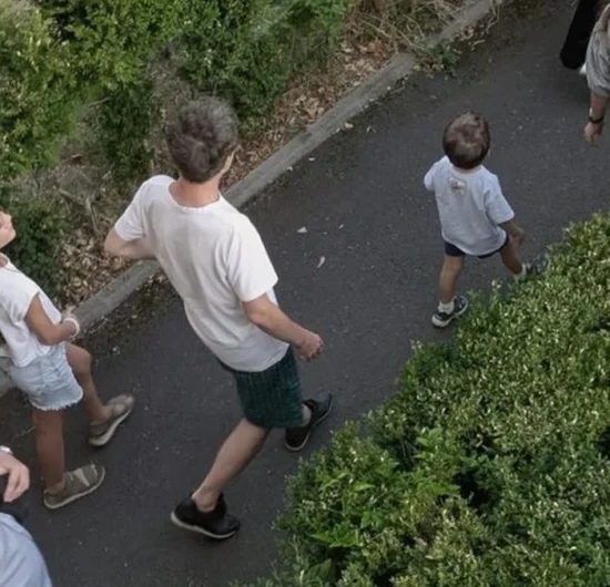„Nu a avut timp să participe, cum nu are timp să desemneze Premierul. În schimb, are timp să stea în pantaloni scurți în fața blocului”