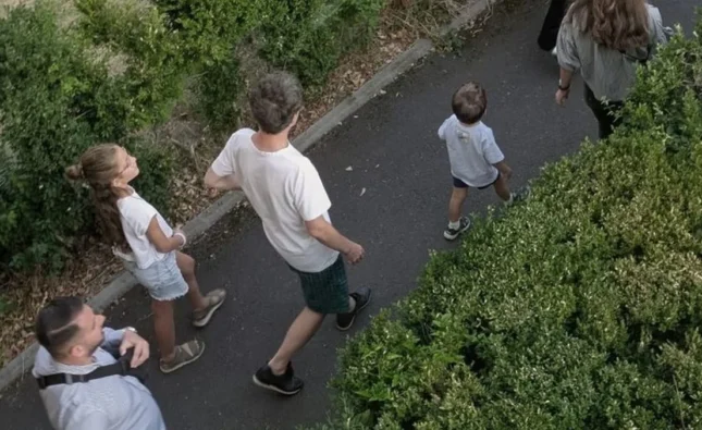 „Nu a avut timp să participe, cum nu are timp să desemneze Premierul. În schimb, are timp să stea în pantaloni scurți în fața blocului”