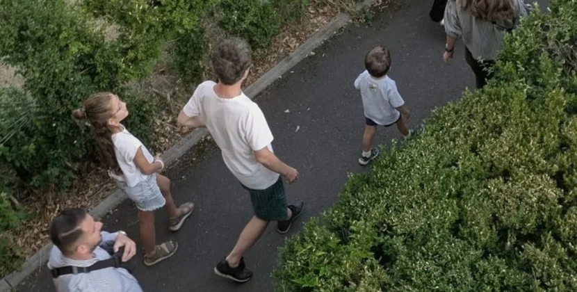 „Nu a avut timp să participe, cum nu are timp să desemneze Premierul. În schimb, are timp să stea în pantaloni scurți în fața blocului”